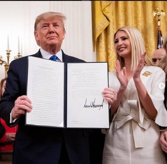 US पहुंच इवांका ने शेयर की तस्वीर, लोगों ने पकड़ी 'गलती'