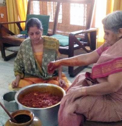 JNU से पढ़ाई, कांग्रेस नेता की बहू, ऐसा है वित्त मंत्री निर्मला का परिवार