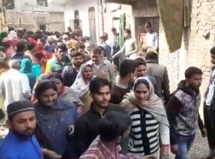 दीवार पर लिखा- पत्नी लड़कों से बात करती है, फैमिली को मारकर सुसाइड