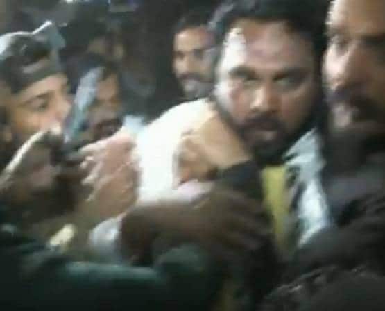 गुपचुप कर रहा था तीसरी शादी, पहली पत्नी पहुंच गई वेन्यू और...