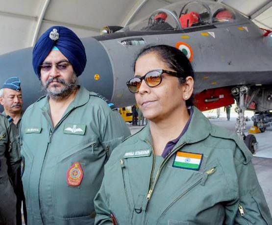 JNU से पढ़ाई, कांग्रेस नेता की बहू, ऐसा है वित्त मंत्री निर्मला का परिवार