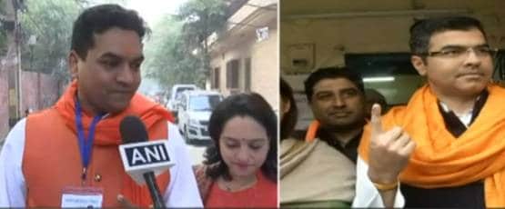 मफलर में वोट डालने पहुंचे केजरीवाल, भगवा रंग में नजर आए भाजपाई