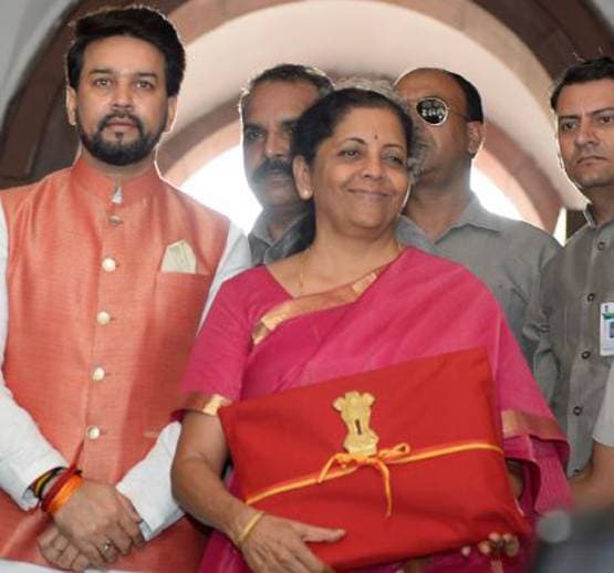 JNU से पढ़ाई, कांग्रेस नेता की बहू, ऐसा है वित्त मंत्री निर्मला का परिवार