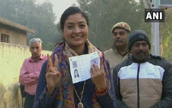 मफलर में वोट डालने पहुंचे केजरीवाल, भगवा रंग में नजर आए भाजपाई