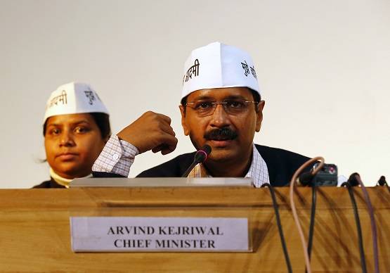 केजरीवाल के सिर से गायब AAP की टोपी, माथे पर तिलक सजाकर ली शपथ