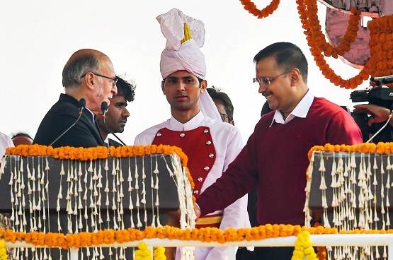 मफलर नहीं, रेड स्वेटर से केजरीवाल ने जीता दिल, जानें कितनी है कीमत