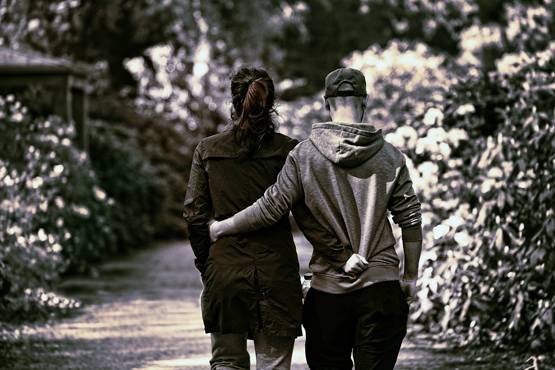 गर्लफ्रेंड के बदलते मूड से हैं परेशान? उसकी राशि में छुपा है राज