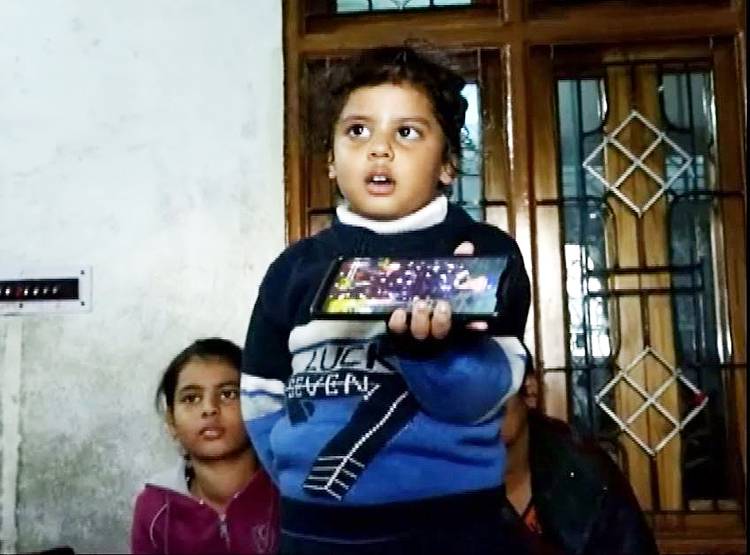 पुलवामा का एक सालः शहीद की पत्नी से ससुराल वालों ने छीन लिए पैसे