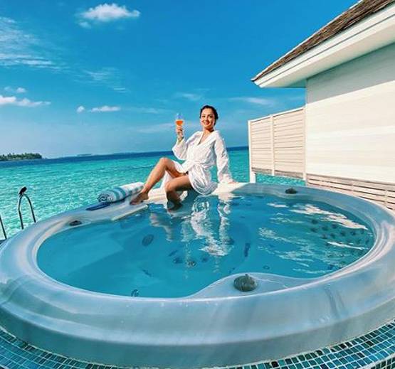 समंदर में 'टीवी की नागिन' का फ्लोटिंग ब्रेकफास्ट, बोल्ड लुक में आईं नजर