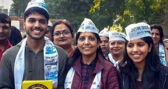 रात के 8 बजे केजरीवाल ने खटखटाया था दरवाजा, बाहर आईं सुनीता, फिर...