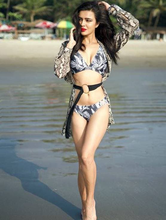 रियल लाइफ में इतनी बोल्ड और ग्लैमरस हैं 'टीवी की नागिन' आशका गोराडिया