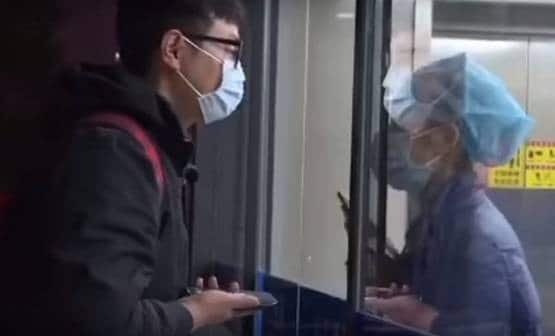 कोरोना वायरस का डर: चेहरे पर नकाब-शीशे के आर-पार से किस