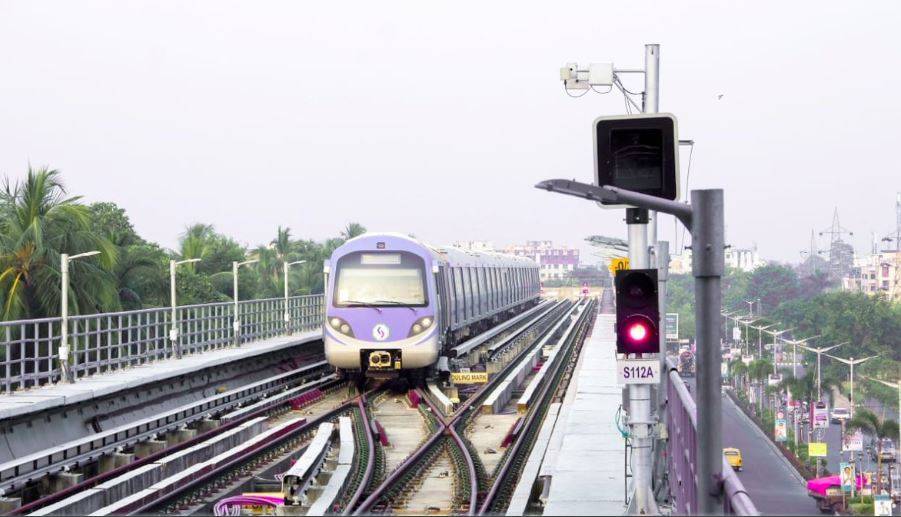 कोलकाता में पानी के अंदर चलने लगी है मेट्रो, 5 रुपये में सफर का रोमांच