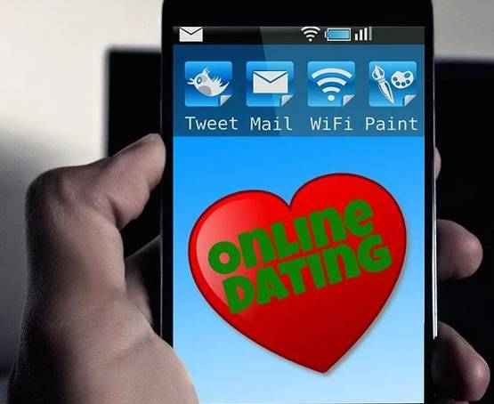 मॉडल का दावा, हद से ज्यादा हॉट होने पर टिंडर ने कर दिया ब्लॉक