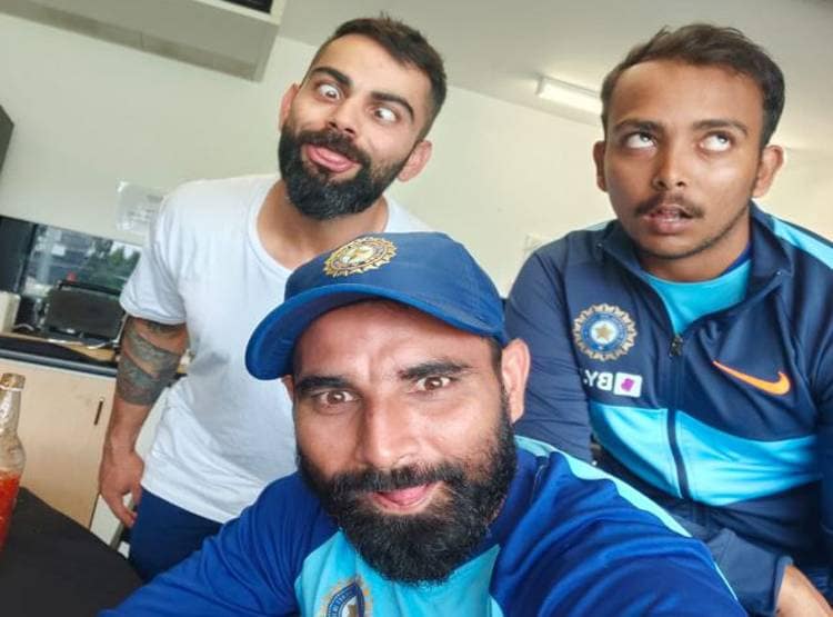 मस्ती के मूड में विराट कोहली, आंखें बनाकर क्लिक की ये तस्वीर