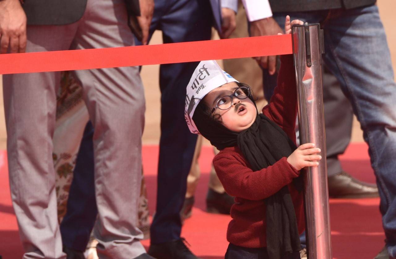मफलर नहीं, रेड स्वेटर से केजरीवाल ने जीता दिल, जानें कितनी है कीमत