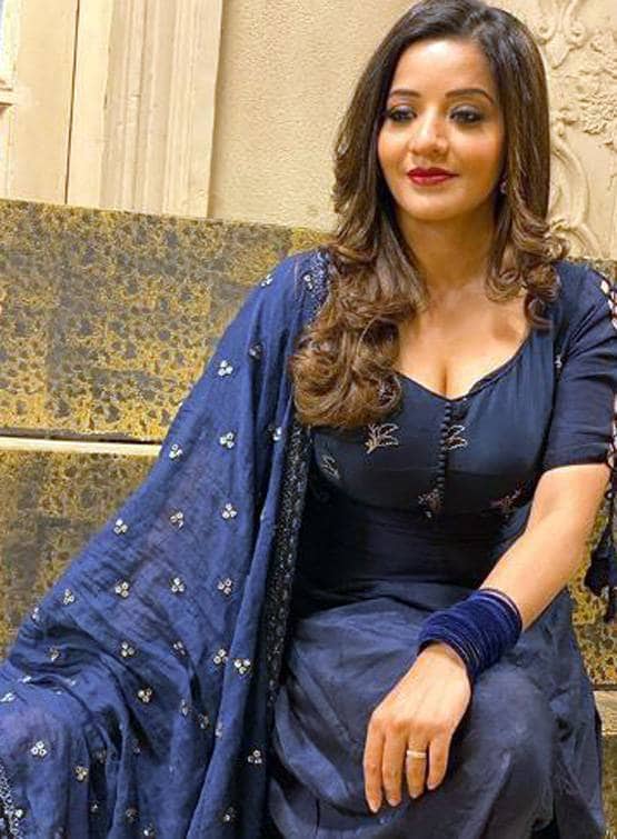 मोनोकनी में मोनालिसा का बोल्ड लुक, शेयर की स्विमिंग पूल की तस्वीरें