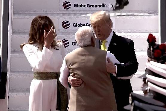 मेलानिया ने व्हाइट जंपसूट पर बांधी ये ग्रीन बेल्ट, इस वजह से है खास