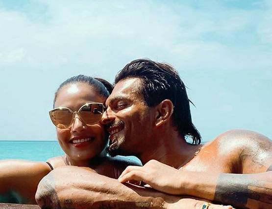 मालदीव हॉलिडे पर रोमांटिक हुए बिपाशा-करण, पूल में किया लिपलॉक