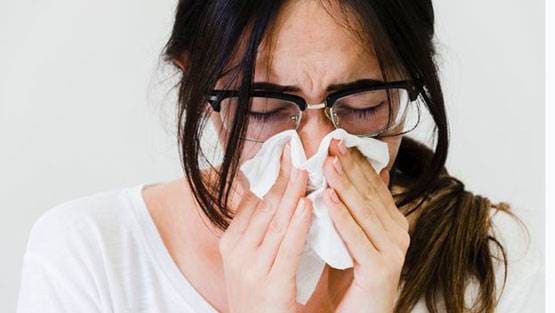 सर्दी-जुकाम और बुखार कोरोना वायरस के लक्षण, कैसे रहें अलर्ट?