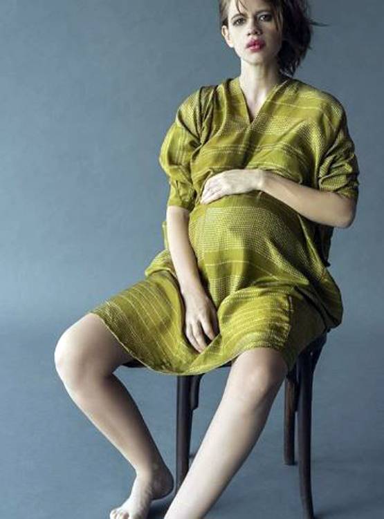 बिना शादी के मां बनीं कल्कि केकलां, घर आई नन्हीं परी