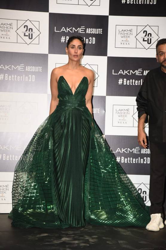 Lakme Fashion Week: ग्रीन गाउन में करीना कपूर ने किया रैंप वॉक