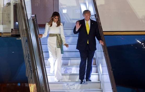 मेलानिया ने व्हाइट जंपसूट पर बांधी ये ग्रीन बेल्ट, इस वजह से है खास