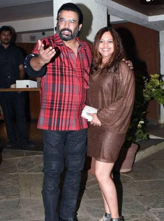 पत्नी का हाथ थामे एयरपोर्ट पर स्पॉट हुए आर माधवन, PHOTOS