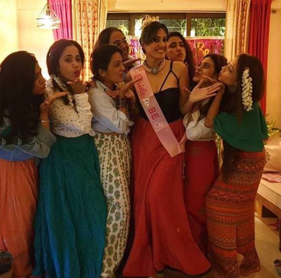 शादी से पहले काम्या ने एन्जॉय की बैचलर पार्टी, गर्ल गैंग साथ यूं दिए पोज
