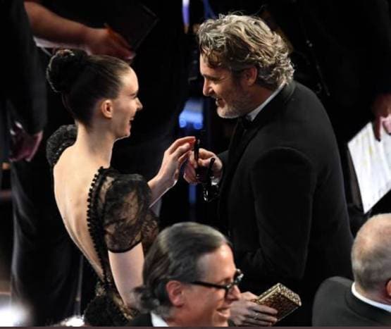 Oscar: मंगेतर का हाथ थामे पहुंचे जोकर स्टार, दिखी रोमांटिक केमिस्ट्री