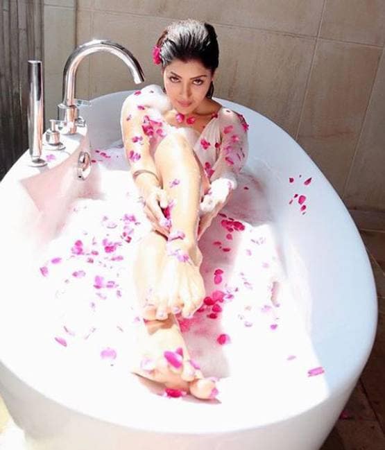 देबीना बनर्जी ने शेयर की बोल्ड तस्वीरें, बाथटब में दिए पोज