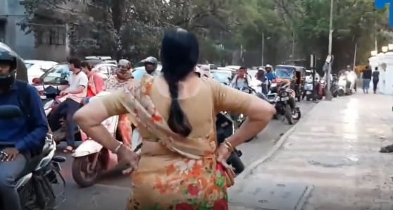 लोगों का दिल जीत रही 71 साल की महिला, बनीं 'ट्रैफिक आंटी'