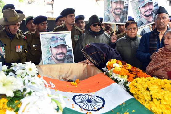 पुलवामा में शहीद पति से किया वादा निभाया, अफसर बनेंगी निकिता