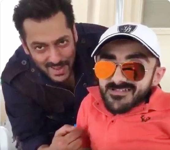 पाकिस्तान में क्यों छाया है छोटे कद का ये शख्स, सलमान जैसे स्टार भी फैन