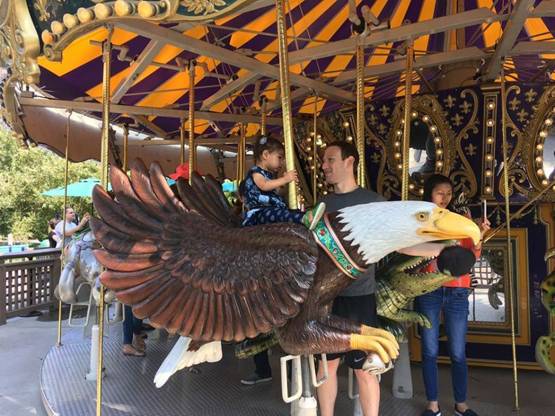 कॉलेज छोड़ा, क्लासमेट से प्यार, ऐसी है FB के फाउंडर जकरबर्ग की लाइफ