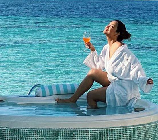 समंदर में 'टीवी की नागिन' का फ्लोटिंग ब्रेकफास्ट, बोल्ड लुक में आईं नजर