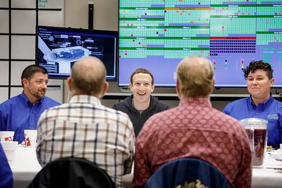 कॉलेज छोड़ा, क्लासमेट से प्यार, ऐसी है FB के फाउंडर जकरबर्ग की लाइफ