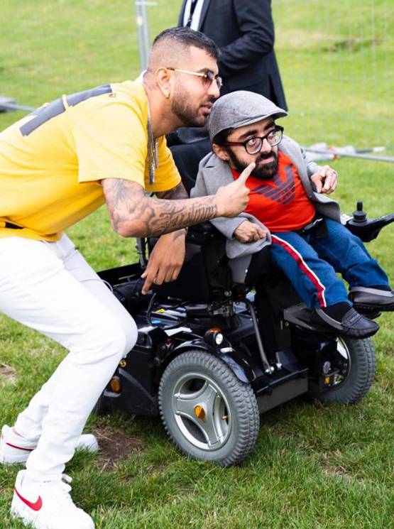 पाकिस्तान में क्यों छाया है छोटे कद का ये शख्स, सलमान जैसे स्टार भी फैन