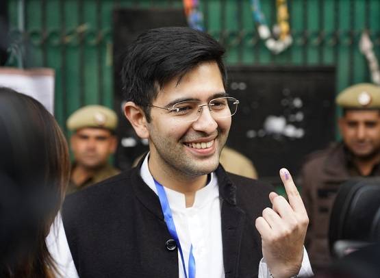 मफलर में वोट डालने पहुंचे केजरीवाल, भगवा रंग में नजर आए भाजपाई