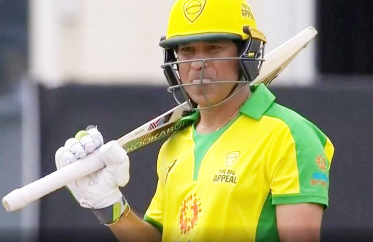 VIDEO: मैदान पर उतरे सचिन तेंदुलकर, चौके जड़कर फैंस का दिल जीता