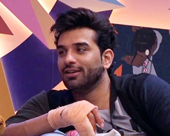 पारस संग बेड शेयर करती दिखीं माहिरा, KISS करने पर किया था तमाशा