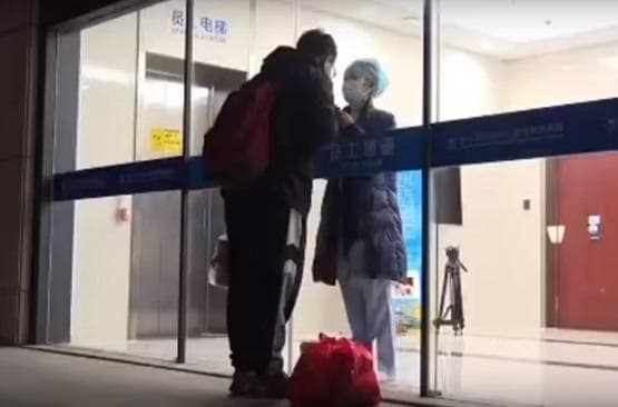 कोरोना वायरस का डर: चेहरे पर नकाब-शीशे के आर-पार से किस