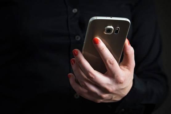 मॉडल का दावा, हद से ज्यादा हॉट होने पर टिंडर ने कर दिया ब्लॉक