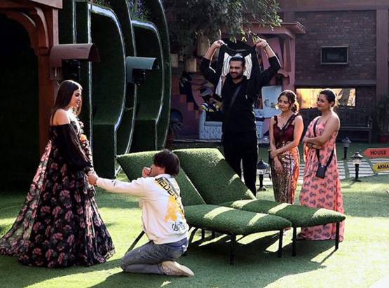 BB के बाद भी हिमांशी के लिए आसिम सीरियस, पिता से मिलवाया