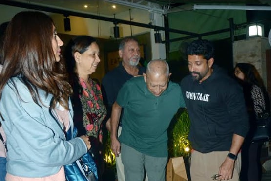 गर्लफ्रेंड शिबानी के परिवार संग डिनर पर पहुंचे फरहान, दिखा स्पेशल बॉन्ड
