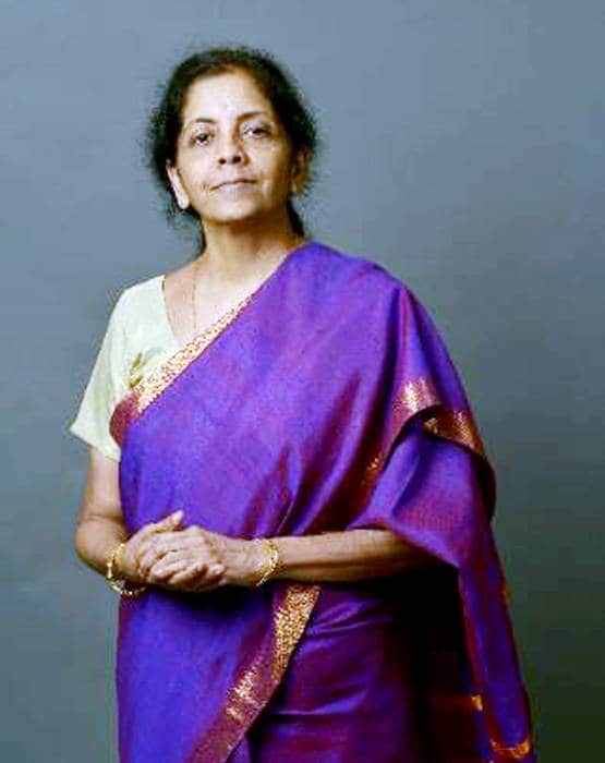 JNU से पढ़ाई, कांग्रेस नेता की बहू, ऐसा है वित्त मंत्री निर्मला का परिवार