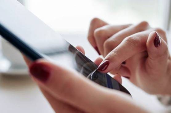 दोस्त से कर रही थी चैट, गलती से BF को मैसेज भेजने से खुली पोल