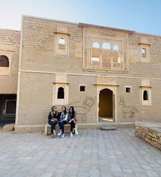 संजय कपूर की वाइफ संग जैसलमेर पहुंचीं गौरी खान, शेयर की स्पेशल तस्वीरें