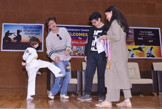 जब शाहरुख को बेटे अबराम ने मारी किक, निकल गई SRK की चीख