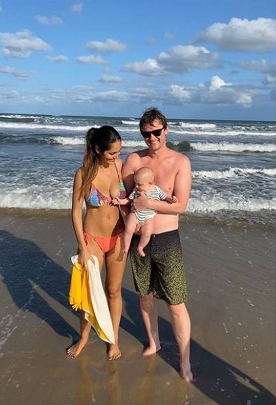 सागर किनारे पति संग ब्रूना अब्दुल्ला ने किया एन्जॉय, वायरल हुईं तस्वीरें